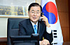 New South Korean Foreign Minister Chung Eui-yong makes a phone call with U.S. Secretary of State Antony Blinken Friday to discuss the Korean Peninsula issue. [FOREIGN MINISTRY]