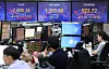 Screens in Hana Bank's trading room in central Seoul show stock and foreign exchange markets close on Wednesday. [YONHAP]