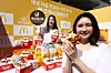 Models introduce McDonald's McCrispy Classic Burger and McCrispy Deluxe Burger at a branch in Sangam-dong, western Seoul. [YONHAP]