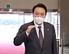 President Yoon Suk-yeol condemns North Korea’s violation of a 2018 inter-Korean military agreement on Friday as he speaks to local reporters on his way to work in Yongsan District, central Seoul. [YONHAP]