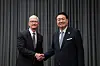 President Yoon Suk Yeol, right, shakes hands with Apple CEO Tim Cook on the sidelines of the APEC summit in San Francisco on Wednesday. [PRESIDENTIAL OFFICE]