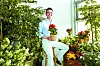 The Korea JoongAng Daily's publisher JoongAng Ilbo and JTBC CEO Hong Jeong-do poses beside flowers purchased to help Korean flower farms. [JOONGANG ILBO]