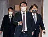 People Power Party presidential candidate Yoon Seok-youl, center, makes his way to a private lunch with the party's new secretary-general, Kwon Seong-dong, right. [YONHAP]