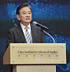 Hong Seok-hyun, chairman of JoongAng Holdings, delivers his keynote speech at the Chey Institute for Advanced Studies in Gangnam District, southern Seoul, last Friday during a webinar discussing life after the coronavirus crisis. [LIM HYUN-DONG]