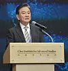 Hong Seok-hyun, chairman of JoongAng Holdings, delivers his keynote speech at the Chey Institute for Advanced Studies in Gangnam District, southern Seoul, last Friday during a webinar discussing life after the coronavirus crisis. [LIM HYUN-DONG]