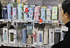 Sales of packages used to pack meals, including lunchboxes and tumblers, soared 72 percent from Aug. 1 through Nov. 3 from the same period a year earlier amid steep inflation that prompted office workers to bring packed meals to work, according to Interpark Commerce on Tuesday. A customer shops for a tumbler at a supermarket in Seoul on the same day. [YONHAP]