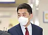 Lee Dong-jae, a former reporter for Channel A, enters a courtroom in Seoul Central District Court to hear a verdict on Friday. The court acquitted Lee of extortion. [YONHAP]