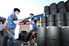 Volunteers from the Korean Red Cross and Korea Zinc assist in delivering briquettes to those in need in Sanggye-dong in Nowon District, northern Seoul, on Tuesday. [YONHAP]