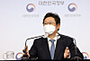 Hwang Hee, newly appointed minister of Culture, Sports and Tourism speaks to local press on Thursday in central Seoul. [YONHAP]