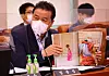 Democratic Party lawmaker Lim Jong-seong holds up a copy of Vogue magazine to question the Cultural Heritage Administration about the appropriateness of the photoshoot at the Blue House during a plenary session of the National Assembly’s culture, sports and tourism committee on Aug. 25. [NEWS1]