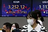 A screen in Hana Bank's trading room in central Seoul shows the Kospi closing at 3,252.12 points on Monday, up 12.04 points, or 0.37 percent, from the previous trading day. [NEWS1]