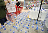 A customer loads bottled water at a discount store in Seoul, Monday. After larva-like organisms were spotted in tap water in Incheon earlier this month, sales of bottled water close to doubled over the past four days compared with the same period last week, at convenience stores near the area. Water filters for faucets and shower heads were also popular online. [YONHAP]