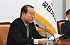 The conservative People Power Party interim leader Kwon Young-se speaks during a new year press conference of the party on Thursday at the National Assembly in western Seoul. [KIM KYEONG-ROK]
