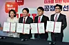 From right, former interim chief Han Dong-hoon, Rep. Yoon Sang-hyun, former Land Minister Won Hee-ryong and Rep. Na Kyung-won, all contenders for the People Power Party leadership, take part in a ceremony pledging for a “fair” race ahead of the party’s national convention later this month at the PPP headquarters in Yeouido, western Seoul, on Friday. [YONHAP]