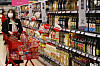 A shopper walks past an aisle where cooking oils are displayed at a discount mart in Seoul on Sunday. The prices of oils and fats drove up the the global food price index with an on-month hike of 8 percent. [YONHAP]