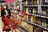 A shopper walks past an aisle where cooking oils are displayed at a discount mart in Seoul on Sunday. The prices of oils and fats drove up the the global food price index with an on-month hike of 8 percent. [YONHAP]