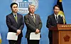 From left, Democratic Party Reps. Cho Eung-cheon, Lee Won-wook and Kim Jong-min hold a press conference at the National Assembly in western Seoul on Wednesday to announce their departure from the party. [YONHAP]