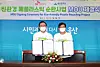 From left, Ulsan Mayor Song Cheol-ho and SK Global Chemical CEO Na Kyung-soo sign an agreement to build a plastic recylcying factory in Ulsan, Thursday, at Ulsan City Hall. [SK GLOBAL CHEMICAL]