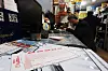 People purchase lottery tickets at a lottery store in Dongdaemun District, eastern Seoul, on Tuesday. [NEWS1]