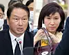 SK Group Chairman Chey Tae-won and his wife Roh Soh-yeong are seen arriving at the Seoul Family Court in Seocho District, southern Seoul, on April 7, 2022. [NEWS1]