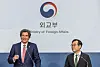 Jose W. Fernandez, U.S. under secretary of state for economic growth, energy, and the environment, left, and Lee Do-hoon, second vice foreign minister, speak with the press in Seoul after their meeting at the Foreign Ministry on Tuesday. [YONHAP]