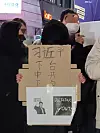 A protester holds up a picket saying ″Dictator Out!' over a picture of Chinese President Xi Jinping at Hongdae, Mapo District, western Seoul on Wednesday night. [KIM NAM-YOUNG]