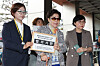 Lee Yong-soo, center, a survivor of wartime sexual slavery, enters the Germany Embassy in Seoul on Wednesday to deliver a letter opposing a planned removal of a symbolic statue of a so-called comfort women victim in Berlin. [YONHAP]
