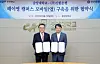 Shinhan Bank CEO Jung Sang-hyuk, left, pose for a photo with Chung-Ang University President Park Sang-gue at the university campus in Seoul on Thursday after signing a memorandum of understanding. [SHINHAN BANK]