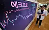 EcoPro stock passed the 1-million-won ($760) mark to reach 1.015 million won at 9:20 a.m. Monday. The battery materials maker turned in earlier gains to close at 965,000 won, down 1.53 percent from the previous session. EcoPro shares were 110,000 won per share in January. [YONHAP]