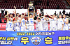 The Asan Woori Bank Woori Won celebrate after receiving the WKBL trophy at Sajik Gymnasium in Busan on Monday. [NEWS1]