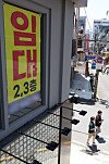 A 'for rent' sign is posted on a store in the Garosu-gil area of Gangnam District, southern Seoul, on July 10. A recent survey of 500 self-employed workers showed that their net profit in the first half of this year fell 15.3 percent compared to the same period last year, with many respondents also pessimistic about the outlook for the second half. [YONHAP]