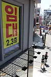 A 'for rent' sign is posted on a store in the Garosu-gil area of Gangnam District, southern Seoul, on July 10. A recent survey of 500 self-employed workers showed that their net profit in the first half of this year fell 15.3 percent compared to the same period last year, with many respondents also pessimistic about the outlook for the second half. [YONHAP]