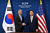South Korea's chief nuclear negotiator, Kim Gunn, right, and his U.S. counterpart, Sung Kim, pose for a photo prior to their talks on North Korea's nuclear weapons at the Foreign Ministry in central Seoul on April 6. [YONHAP]