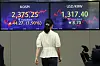A screen in Hana Bank's trading room in central Seoul shows the Kospi closing at 2,375.25 points on Monday, up 44.27 points, or 1.90 percent, from the previous trading day. [YONHAP]