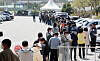 People line up to get tested for Covid-19 at Daejeon Hanbat Sports Complex on Wednesday as the city announced a hike in the social distancing level to Level 2 from Thursday. [NEWS 1]