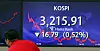 A screen in Hana Bank's trading room in central Seoul shows the Kospi closing at 3,215.91 points on Wednesday, down 16.79 points, or 0.52 percent, from the previous trading day. [NEWS1]