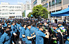 Seoul Metropolitan Police Agency’s tactical unit trains to take on illegal assemblies and demonstrations at the Seoul Public Security Force Command lot in Jung District, Seoul on Thursday. This is the first training session against illegal demonstrations in six years. Some 12,000 officers participated in the training. The Yoon Suk Yeol government warned against such demonstrations after the Korean Confederation of Trade Unions occupied downtown Seoul while holding an overnight rally on May 16. [SEOUL METROPOLITAN POLICE AGENCY]