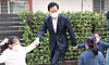Seoul Mayor Oh Se-hoon holds hands with children at one of Seoul's joint day care center models in Yeongdeungpo District, western Seoul, on Nov. 2. [NEWS1]