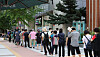 People wait in line to apply for unemployment allowances at an employment center in Nowon District, northern Seoul, on Monday. The Covid-19 pandemic has led to the loss of many jobs. [YONHAP]