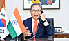 Korean Foreign Minister Park Jin speaks over the phone to his Indian counterpart, Subrahmanyam Jaishankar, at his office in Seoul on Monday. [MINISTRY OF FOREIGN AFFAIRS]
