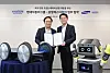 Hyun Dong-jin, head of Hyundai Motor Group Robotics Lab, left, and Samsung SDI Head of Strategic Marketing Cho Han-jae take a commemorative photo during a signing ceremony at the Hyundai Motor Group Uiwang Research Center in Uiwang, Gyeonggi, on Feb. 24. [HYUNDAI MOTOR GROUP]