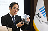 Shin Joon-ho, a senior-ranking prosecutor of the Seoul Central District Prosecutors' Office, speaks with the press on Thursday with evidences collected from raiding homes of illegal drug use suspects. [YONHAP]