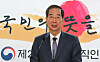 Former Prime Minister Han Duck-soo speaks to the press at President-elect Yoon Suk-yeoul's presidential transition committee headquarters in central Seoul on Sunday after he was nominated by Yoon as prime minister. [JOINT PRESS CORPS]