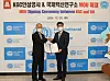 Jerome Kim, director-general of the International Vaccine Institute, left, and Kim Jae-su, CEO of Korea Ginseng Corporation, pose after signing a memorandum of understanding to develop a vaccine adjuvant. [KGC]