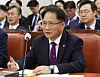 National Election Commission Secretary General Park Chan-jin takes questions from lawmakers of the public administration committee at the National Assembly in Yeouido, western Seoul, on May 16. [NEWS1]