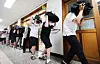 Students at Chilbo Middle School in Suwon, Gyeonggi, participate in an earthquake evacuation drill on Monday. [YONHAP]