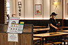 A restaurant in a shopping mall in Yeongdeungpo District, western Seoul, sits empty Sunday as central health authorities announced the social distancing level of the greater Seoul area would be raised to Level 2.5. [YONHAP]