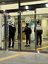 Police officers search a College of Engineering building at Yonsei University at dawn on Thursday after receiving a report of a bomb threat on Wednesday at 11:38 p.m. [JOONGANG PHOTO]