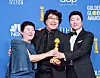 Song poses with director Bong Joon-ho and actor Lee Jung-eun after “Parasite” won the award for Best Motion Picture, Foreign Language at the Golden Globe Awards in 2020. [YONHAP]