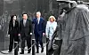President Yoon Suk Yeol, center left, and U.S. President Joe Biden, center right, visit the Korean War Veterans Memorial in Washington on Tuesday, accompanied by first ladies Kim Keon-hee, left, and Jill Biden, right. [JOINT PRESS CORPS]